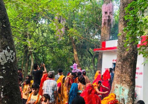 १ वैशाखमा मात्र फूल्ने सलहेश फूल हेर्न दर्शनार्थीको भिड(फोटो फिचर)