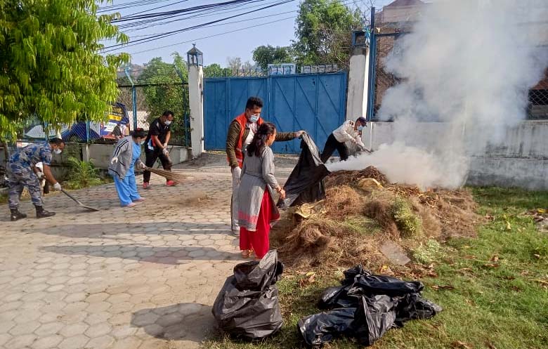 धादिङ अस्पताल परिसरमा सरसफाई (फोटा फिचर)