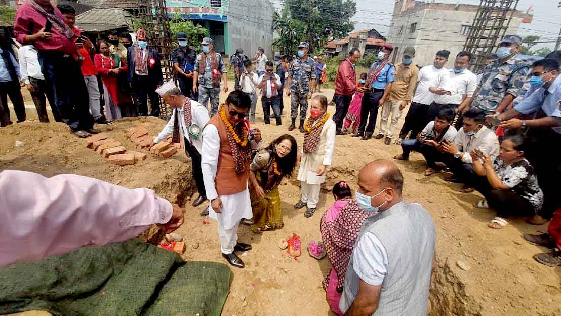 परराष्ट्रमन्त्री खड्काको शिलान्यास मोहः मर्यादा भुलेर भारतीय कार्यवहाक राजदूतसँगै शिलान्यासमा सरिक