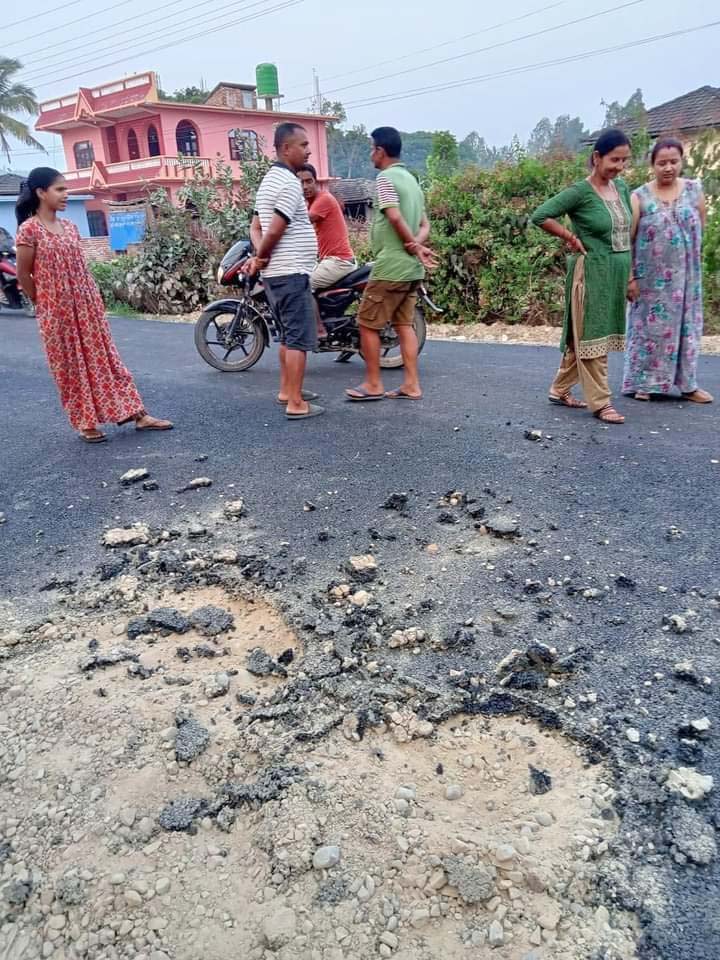 पिच गरेको भोलिपल्टै सडक जिर्ण, स्थानीय आन्दाेलित