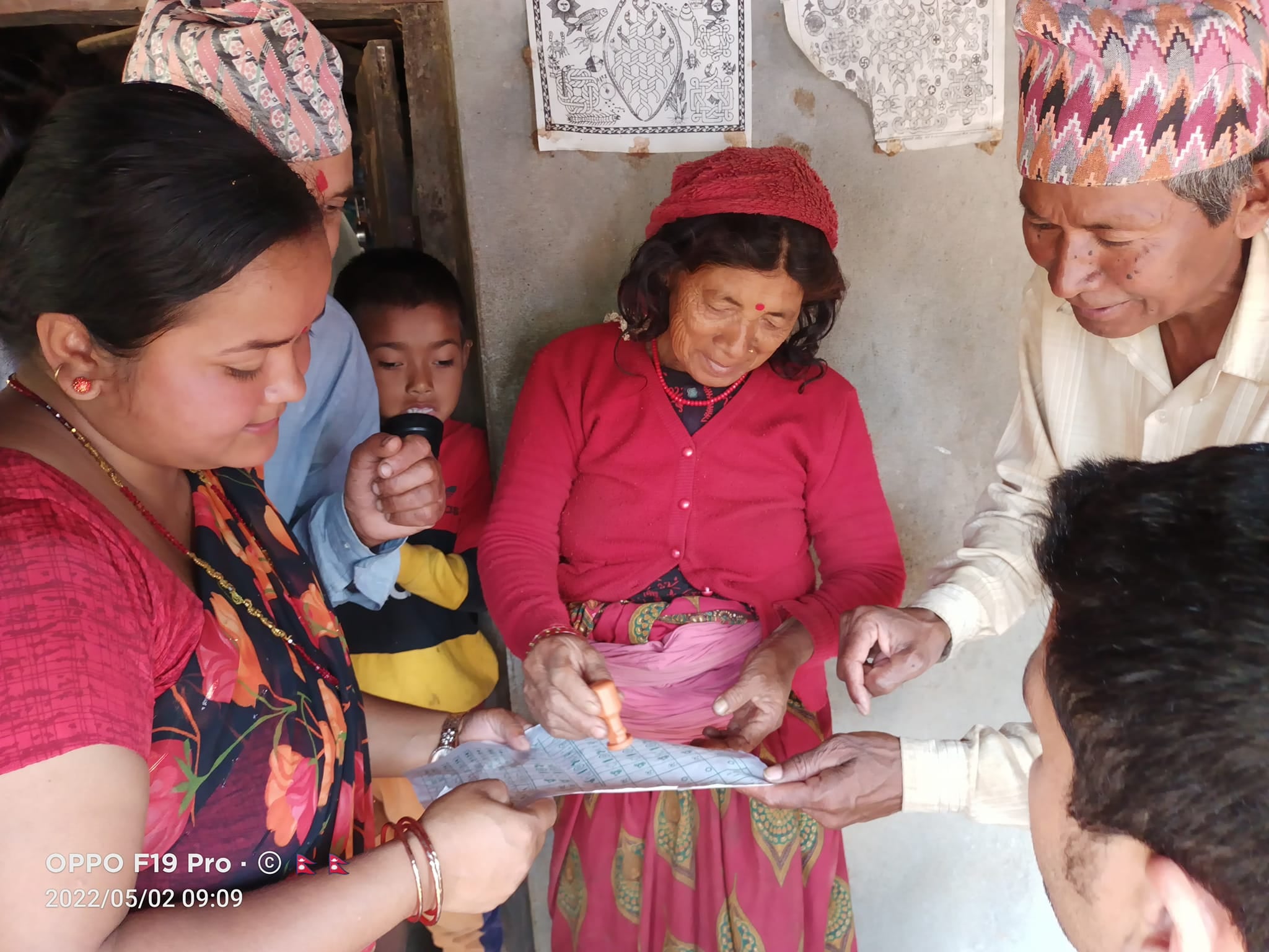 धादिङमा चुनाव प्रचारप्रसार तीव्र,दलका झन्डा र चुनाव चिह्न लिएर घरघरमा उम्मेदवार