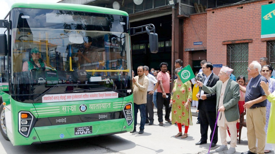 एक वर्षमा एक हजार ८०७ विद्युतीय गाडी भित्रियो