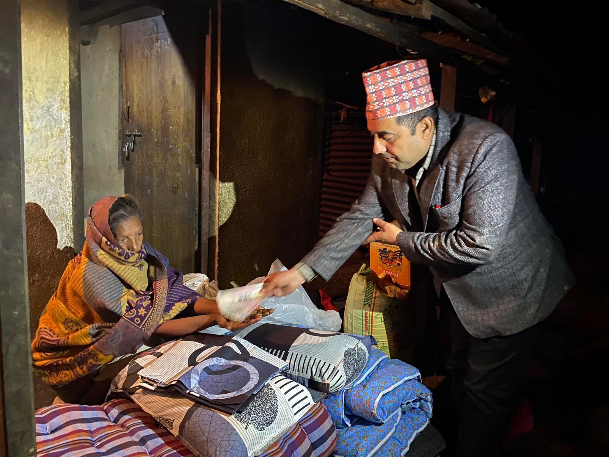 व्यक्तिगत सहयोग गर्दै अध्यक्ष परशुराम खतिवडाः चालु आबमा २ लाख भन्दा बढी सहयोग