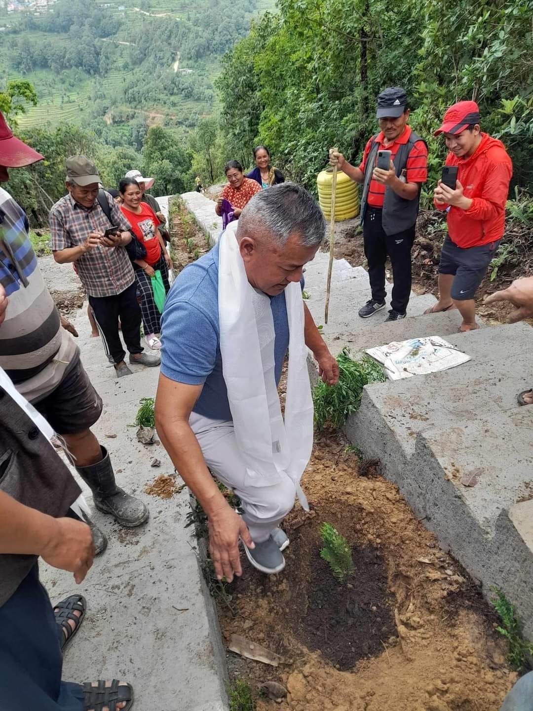 सेमजोङको बोलिजो डाँडा मिनि बुद्ध पार्कमा बृक्षारोपण,छिमेकी पालिका अध्यक्षको समेत सहभागिता