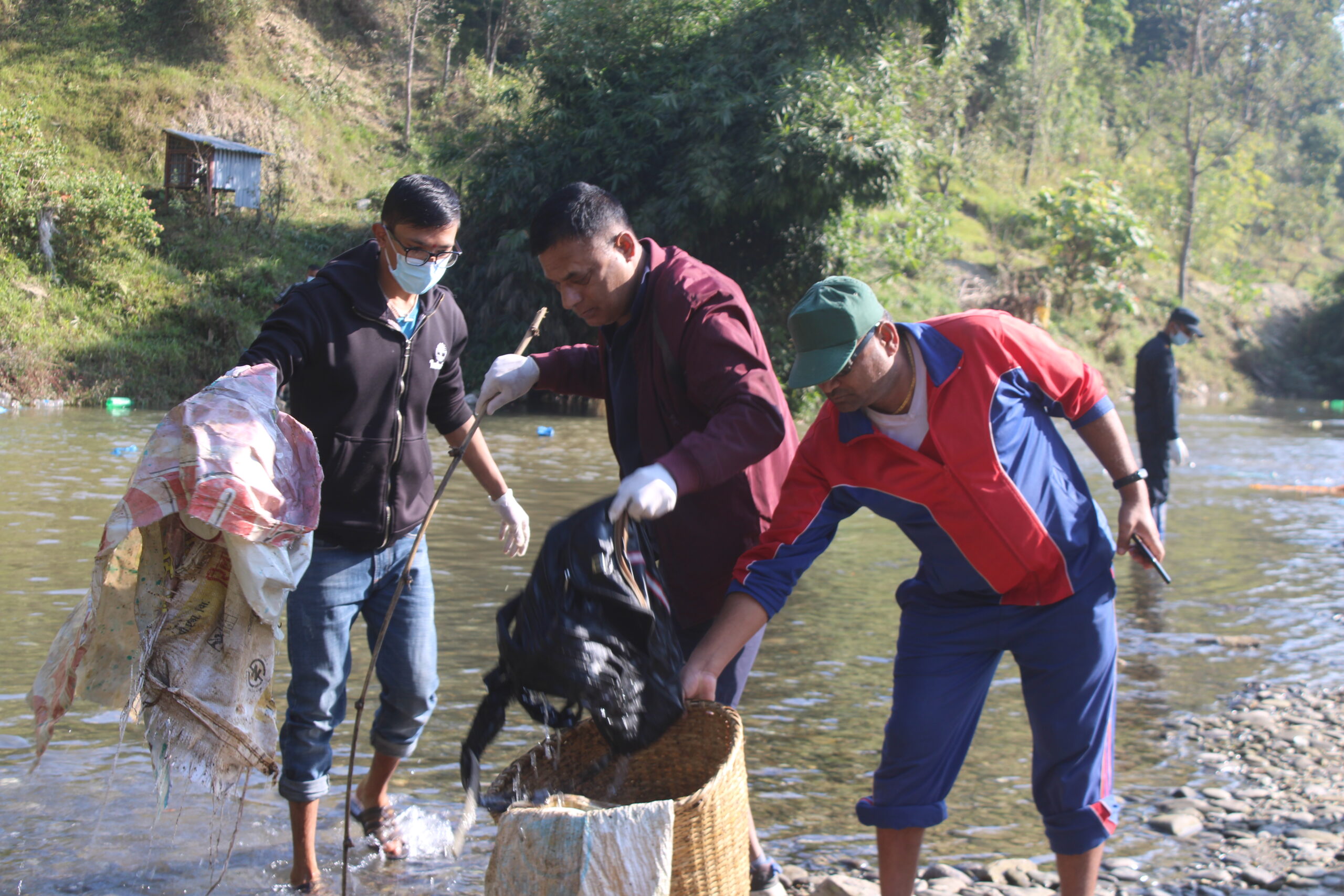 थोपल खोला सरसफाइमा उत्रिए मेयर भीम प्रसाद ढुंगाना