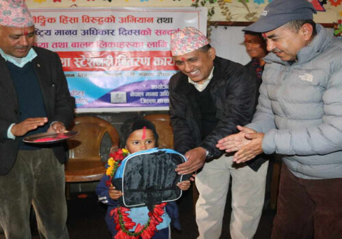 लैङ्गिक हिंसा बिरुद्ध १६ दिने अभियान र मानव अधिकार दिवसको अवसरमा बालबालिकाहरुलाई झोला बितरण