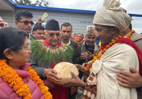 अध्यक्ष ओलीलाई राउटे मुखिया शाहीद्वारा कोसी उपहार