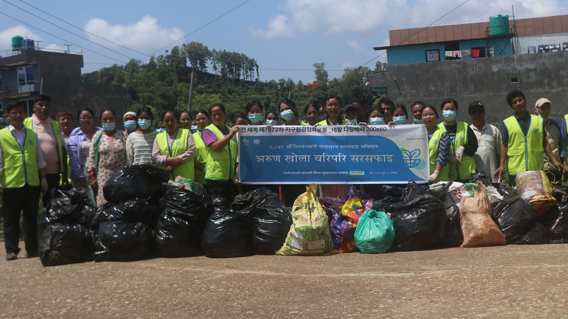 वातावरण सरसफाई अभियान अन्तरगत अरुण खोला वरिपरि सरसफाई