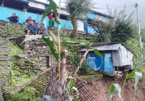 धादिङको किचेतमा पहिरोले गाउँ नै जोखिममा, स्थानीय त्रसित