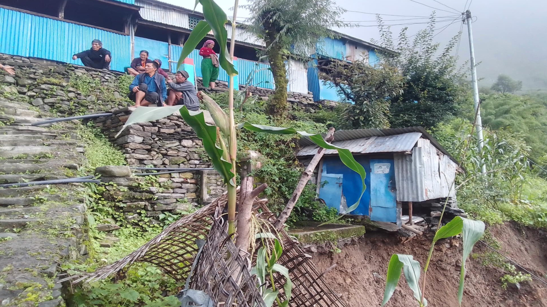 धादिङको किचेतमा पहिरोले गाउँ नै जोखिममा, स्थानीय त्रसित