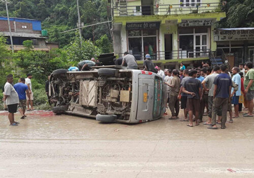 धादिङमा माइक्रो बस दुर्घटना हुँदा १५ जना घाइते