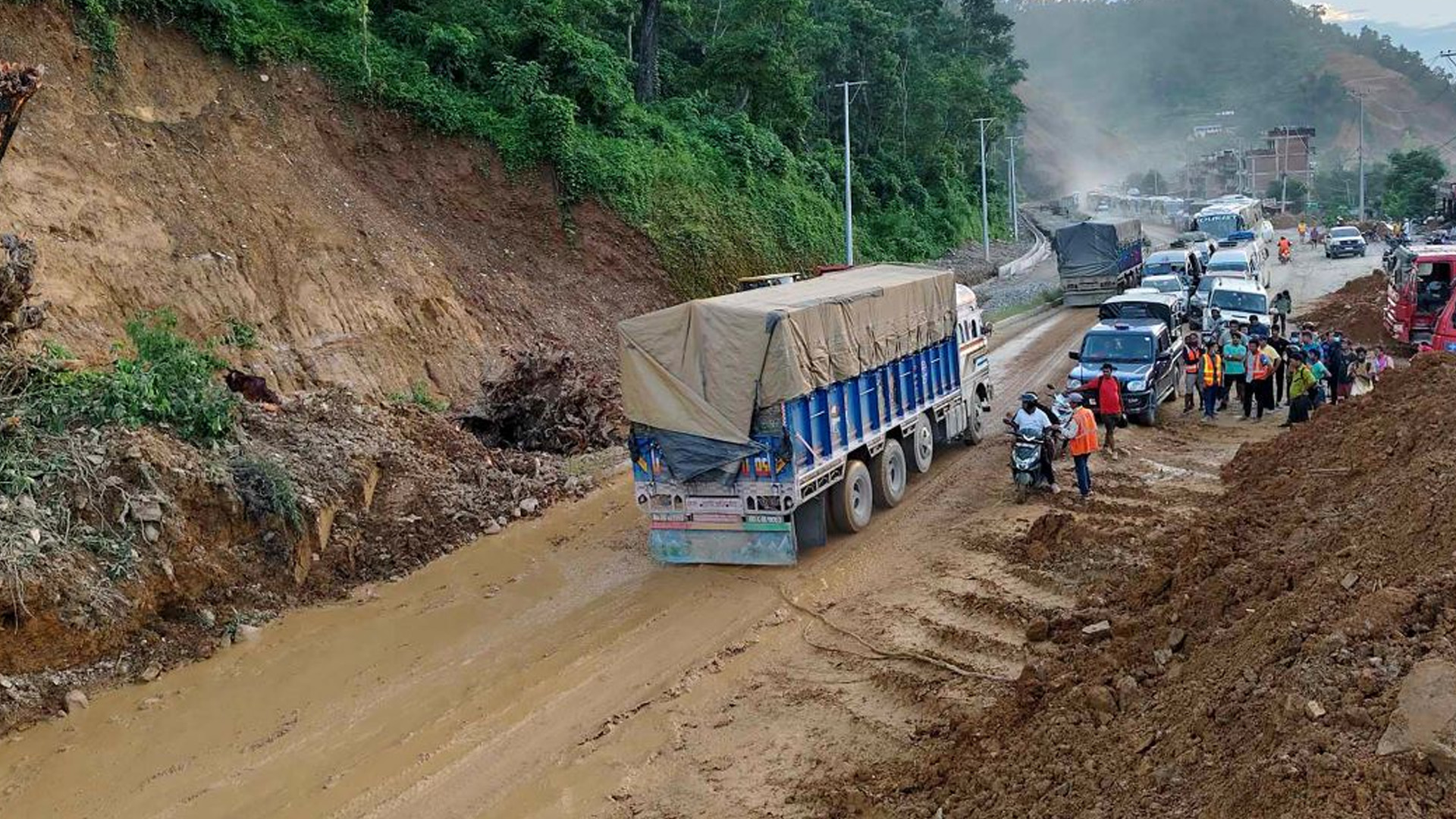 घाँसीकुवामा खसेको पहिरो आंशिक हटाइयो, पृथ्वी राजमार्ग एकतर्फी