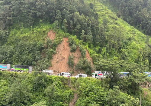 नागढुङ्गा पहिरो : सडक एकतर्फी खुल्यो