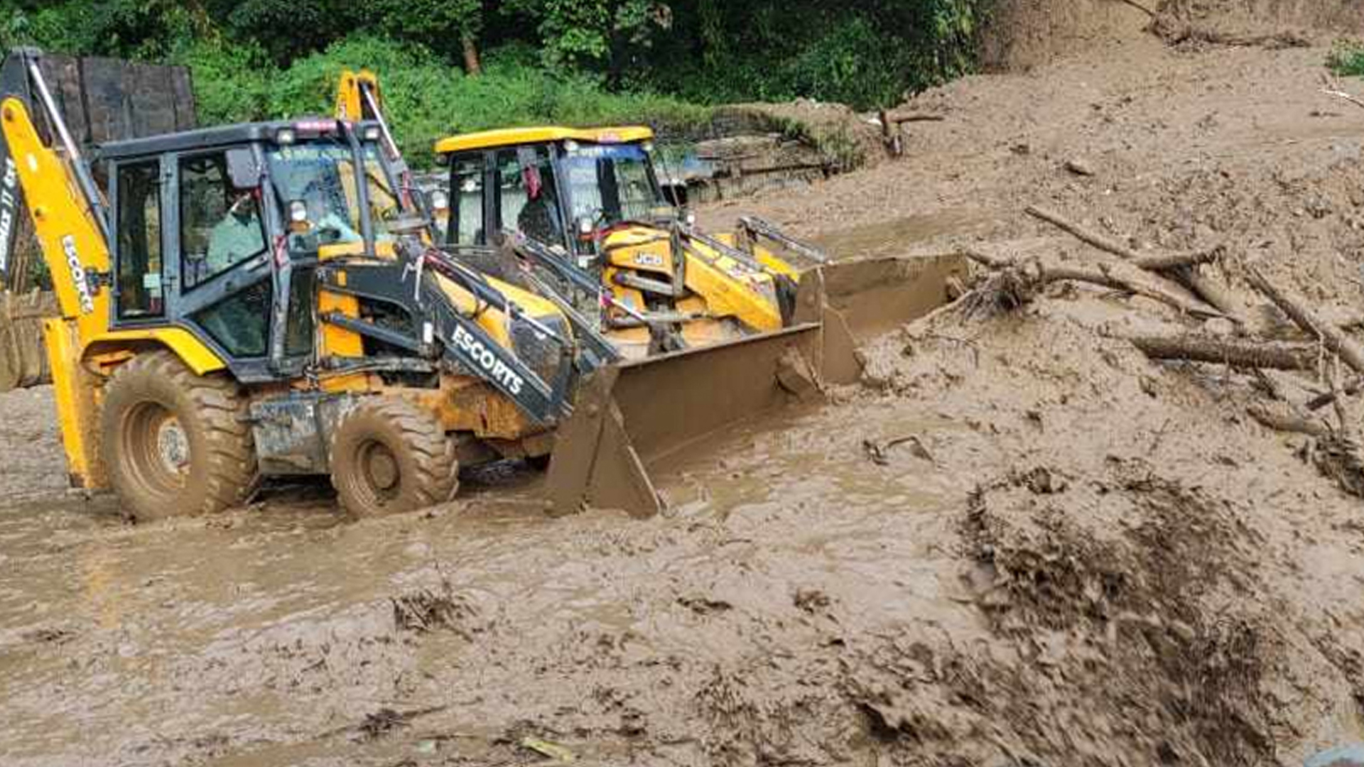 झ्याप्ले खोलामा पुरिएका सवारीसाधनबाट १४ शव निकालिए