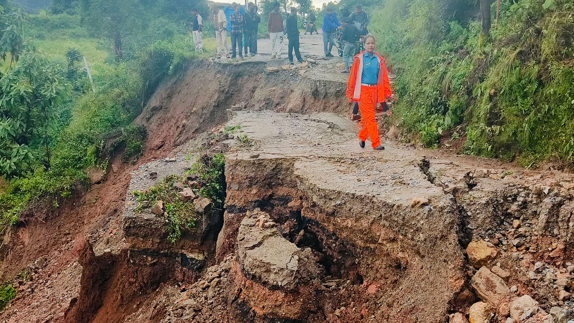 अविरल वर्षाः देशभर ६३ स्थानमा यातायात अवरुद्ध, काठमाडौँ उपत्यका प्रवेश गर्ने सबै नाका बन्द