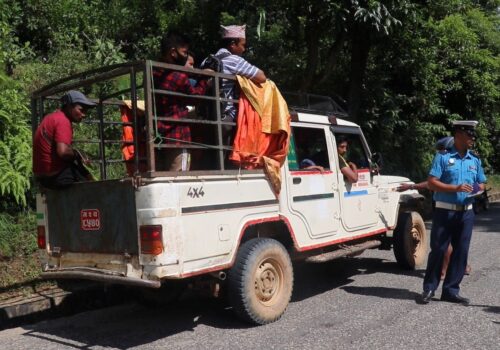 धादिङका ग्रामिण भेगमा जोखिमपूर्ण तरिकाले यात्रु बोक्ने सवारीलाई कारबाही