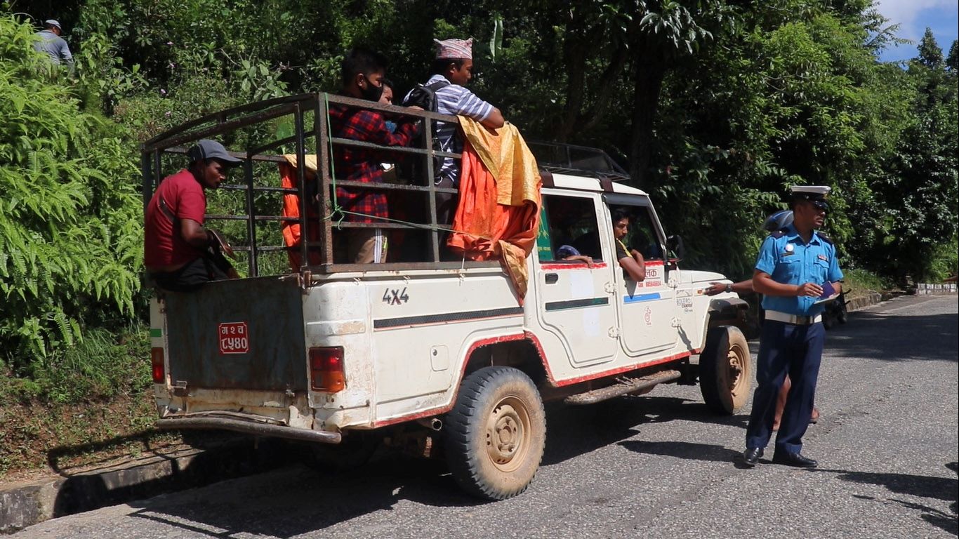 धादिङका ग्रामिण भेगमा जोखिमपूर्ण तरिकाले यात्रु बोक्ने सवारीलाई कारबाही